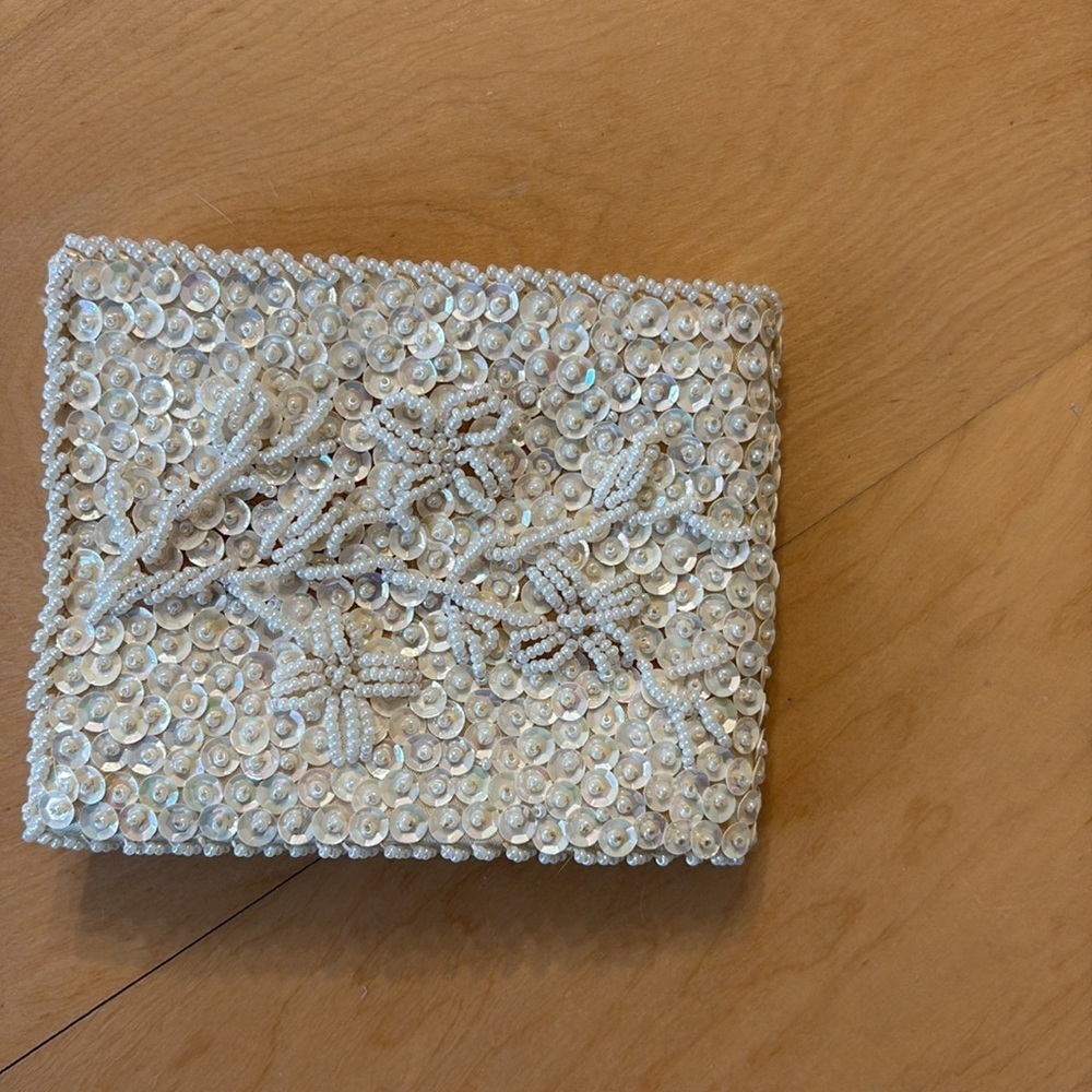 Vintage (1950s-60s) ivory beaded & sequined wallet. Handmade in Hong Kong. - Picture 6 of 6